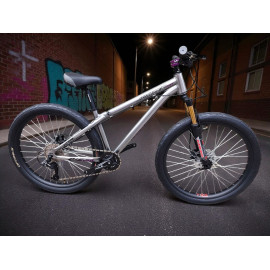 BICICLETA JUMPER DIRT EN ALUMINIO 26 HIDRAULICA 1x8 v